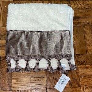 NWT croscill yellow & taupe bath towel